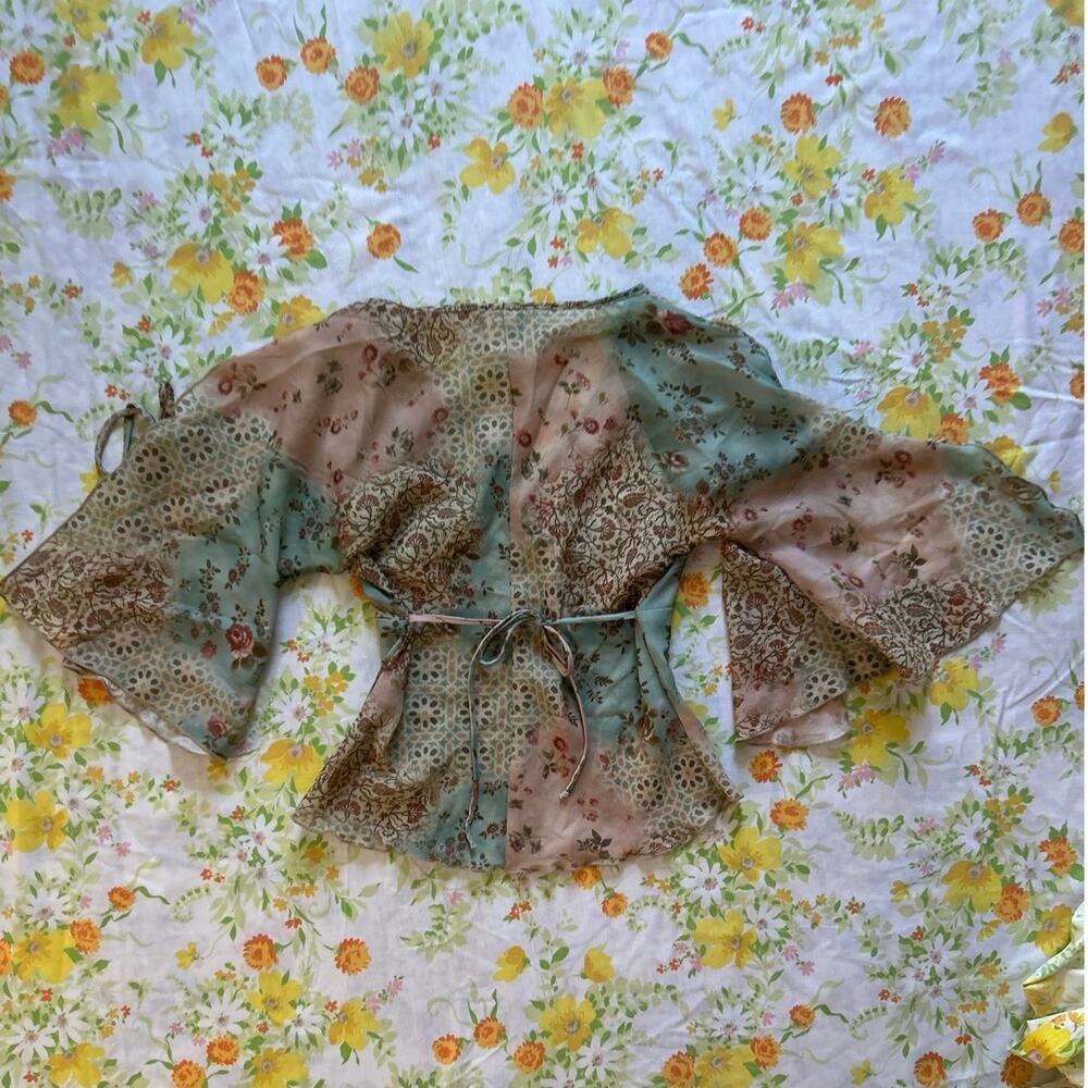Vintage 90s floral flutter sleeve blouse with tie details - Picture 2 of 4